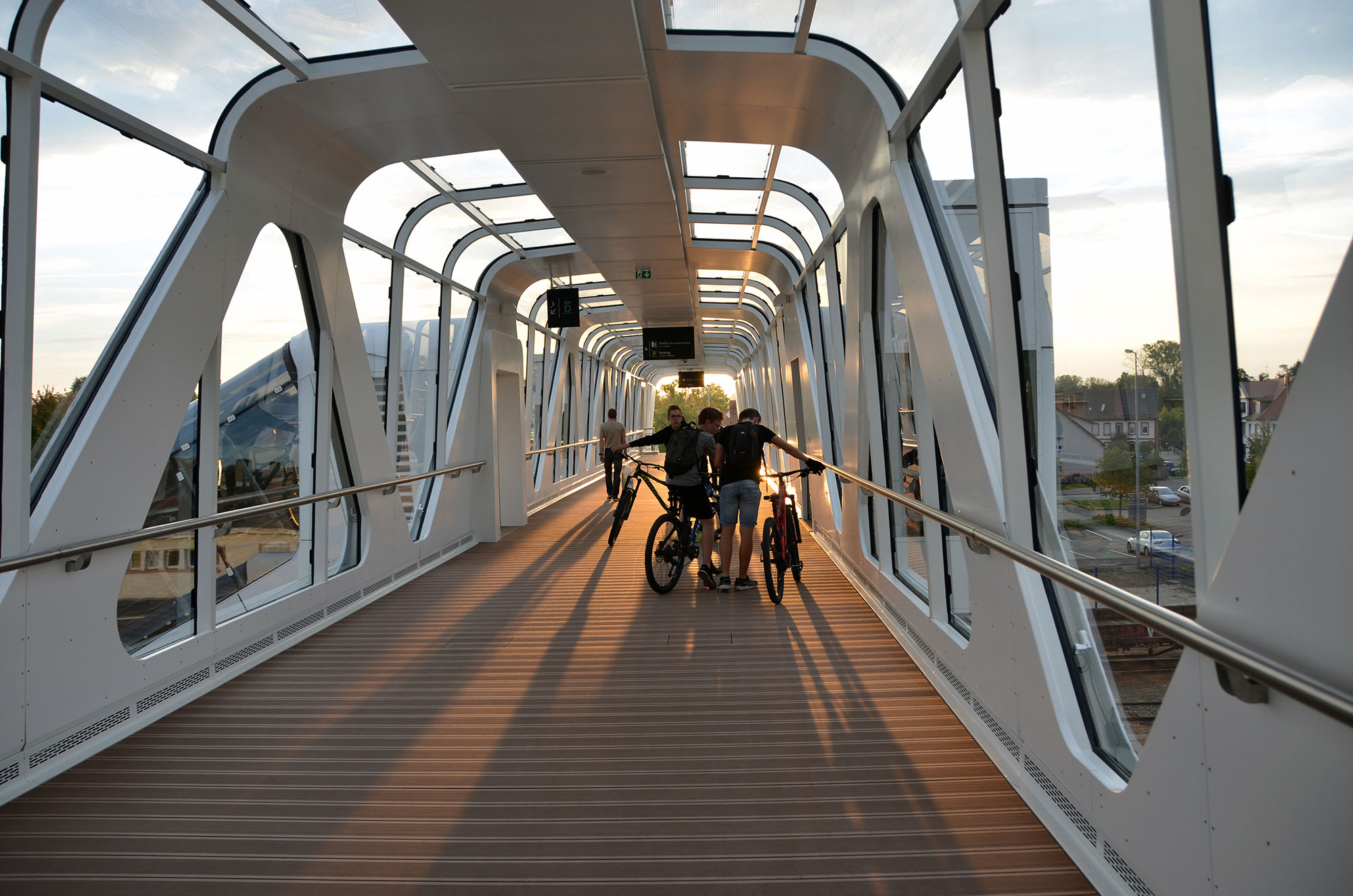 passerelle-ferroviaire-et-passe-quartier-gare-de-haguenau-studio-nemo